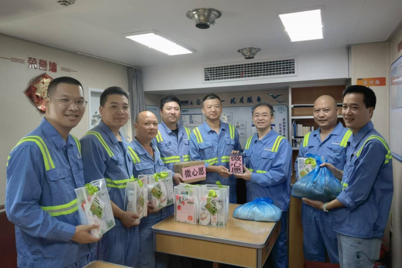 溫州港集團黨委副書(shū)記、工會(huì )主席吳犇深入港服公司一線(xiàn)送關(guān)懷