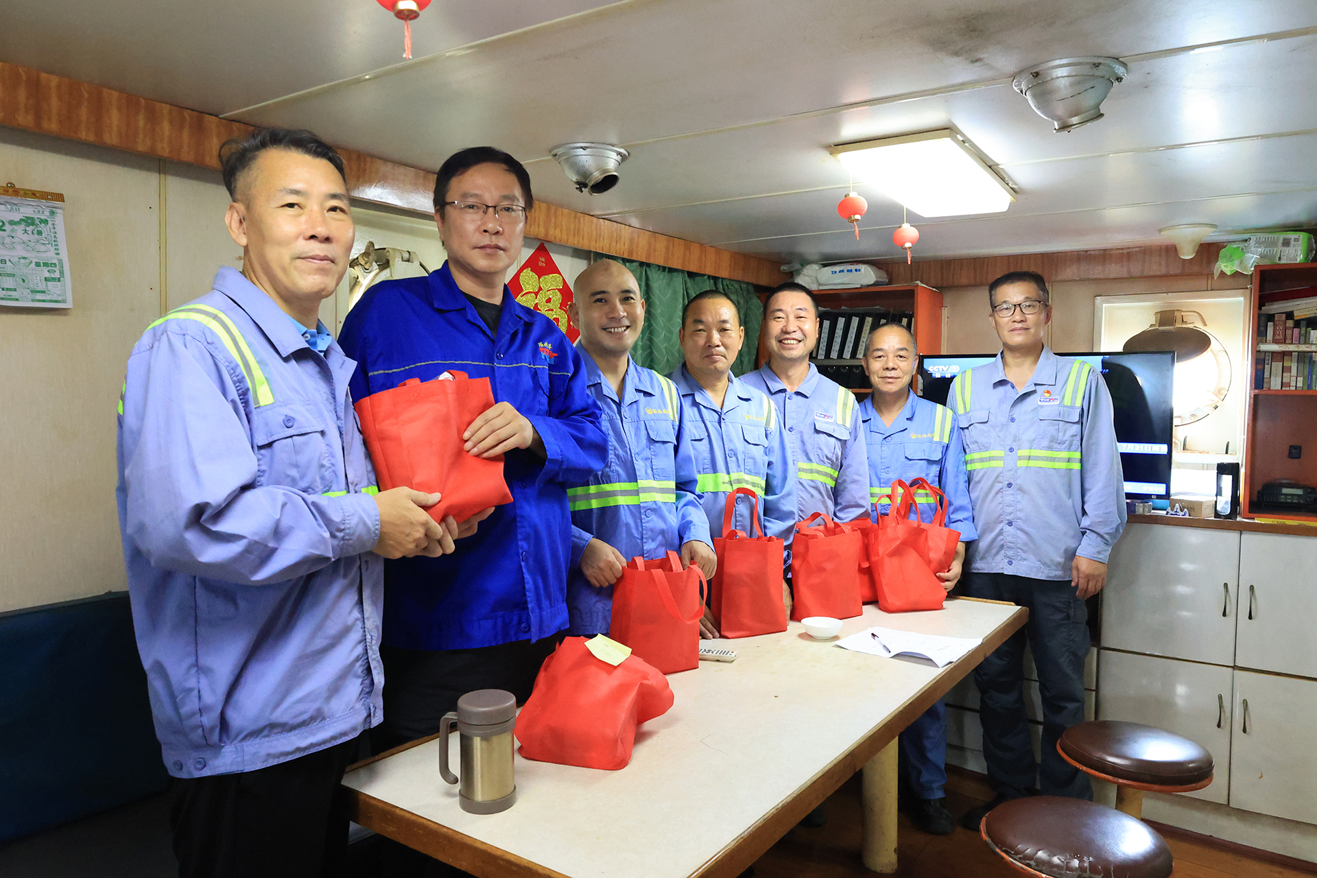 港服公司開(kāi)展“夏送清涼”高溫慰問(wèn)活動(dòng)