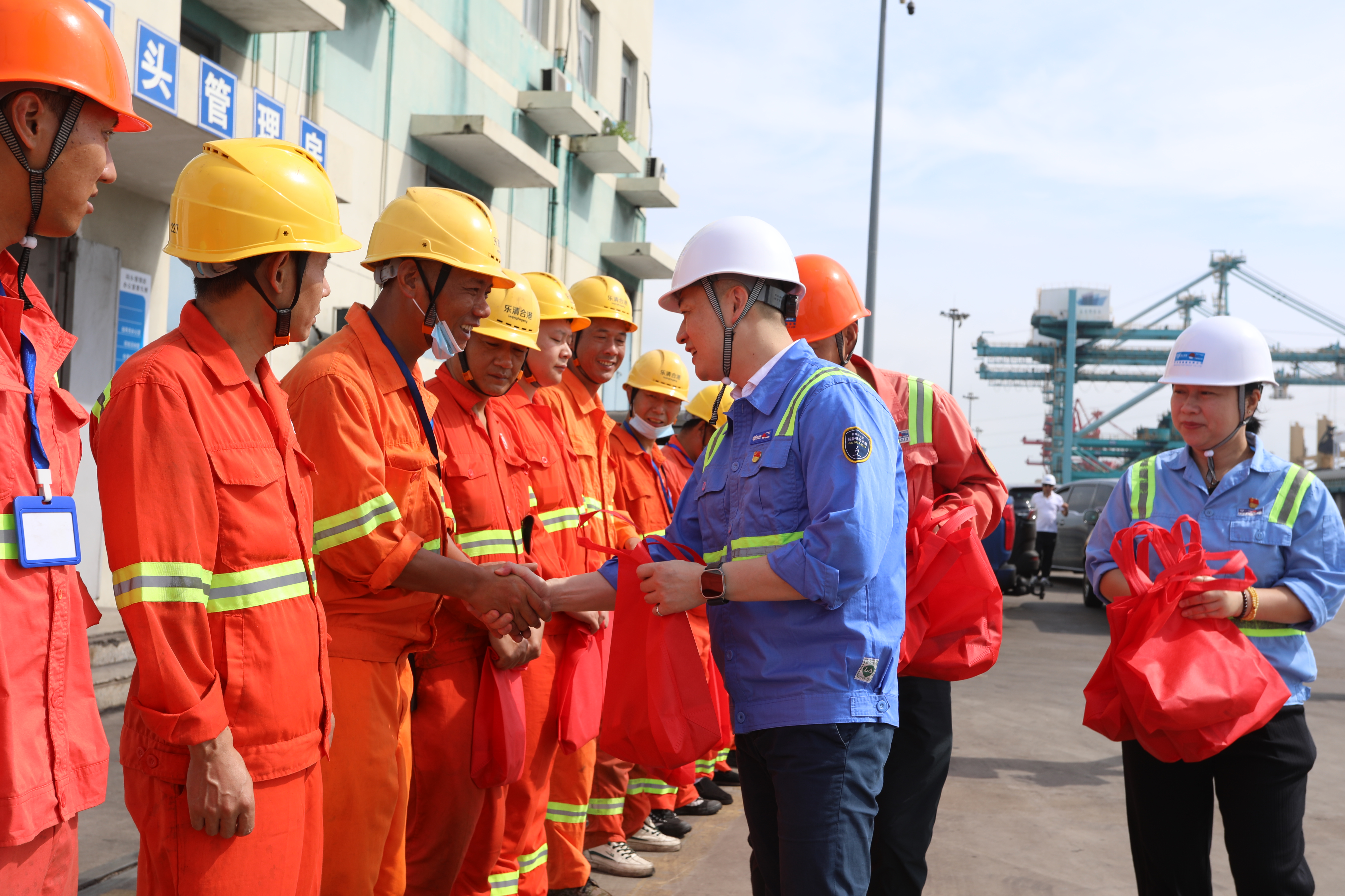 溫州港集團黨委委員、副總經(jīng)理黃博文赴樂(lè )清灣公司開(kāi)展調研慰問(wèn)