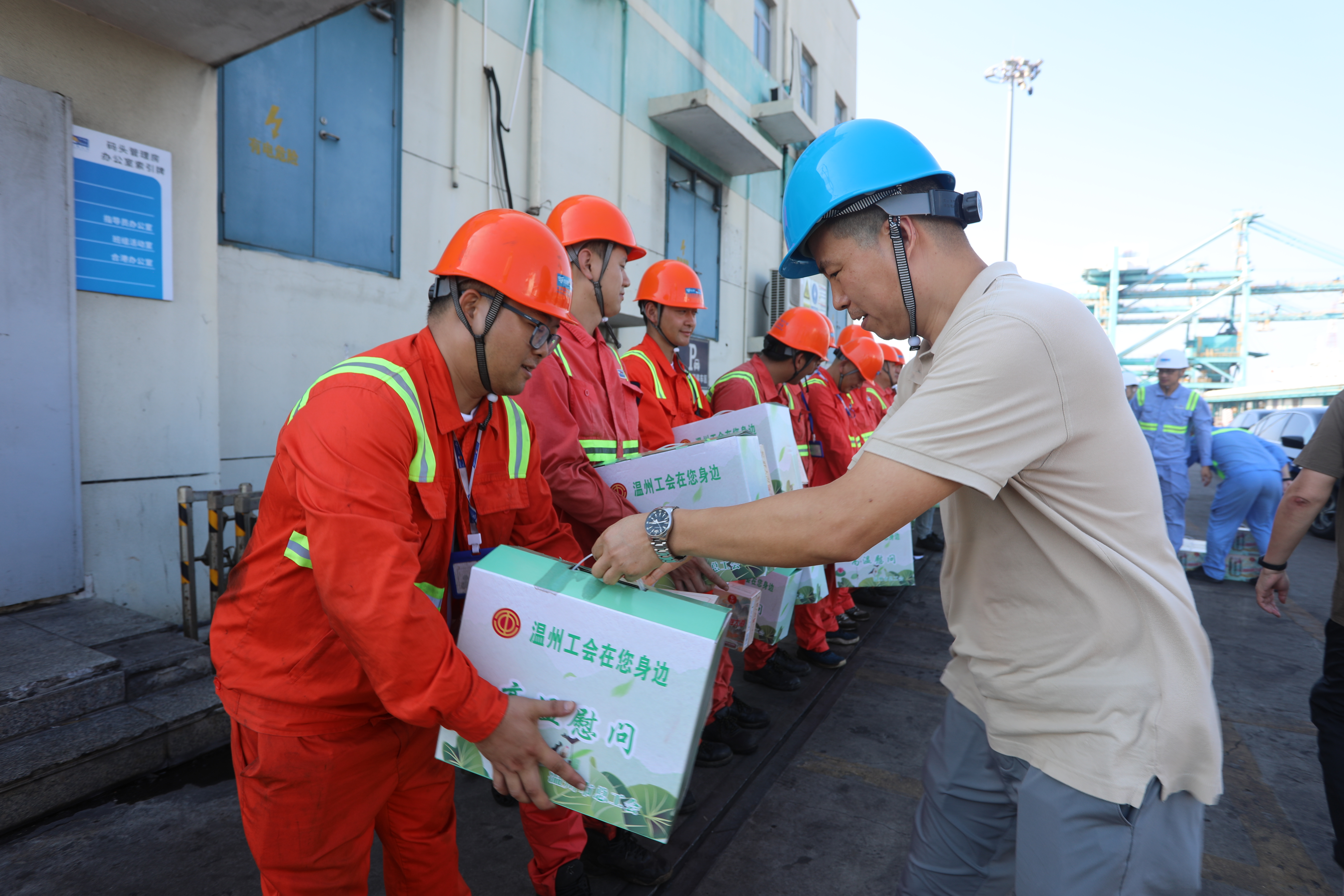 溫州市總工會(huì )機關(guān)紀委書(shū)記、四級調研員姜亦忠等一行人親臨樂(lè )清灣公司開(kāi)展高溫慰問(wèn)行動(dòng)