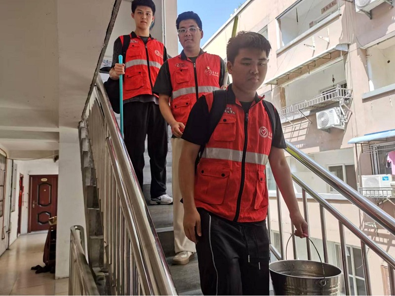 龍灣公司團青志愿者上門(mén)為退休孤寡老人打掃衛生