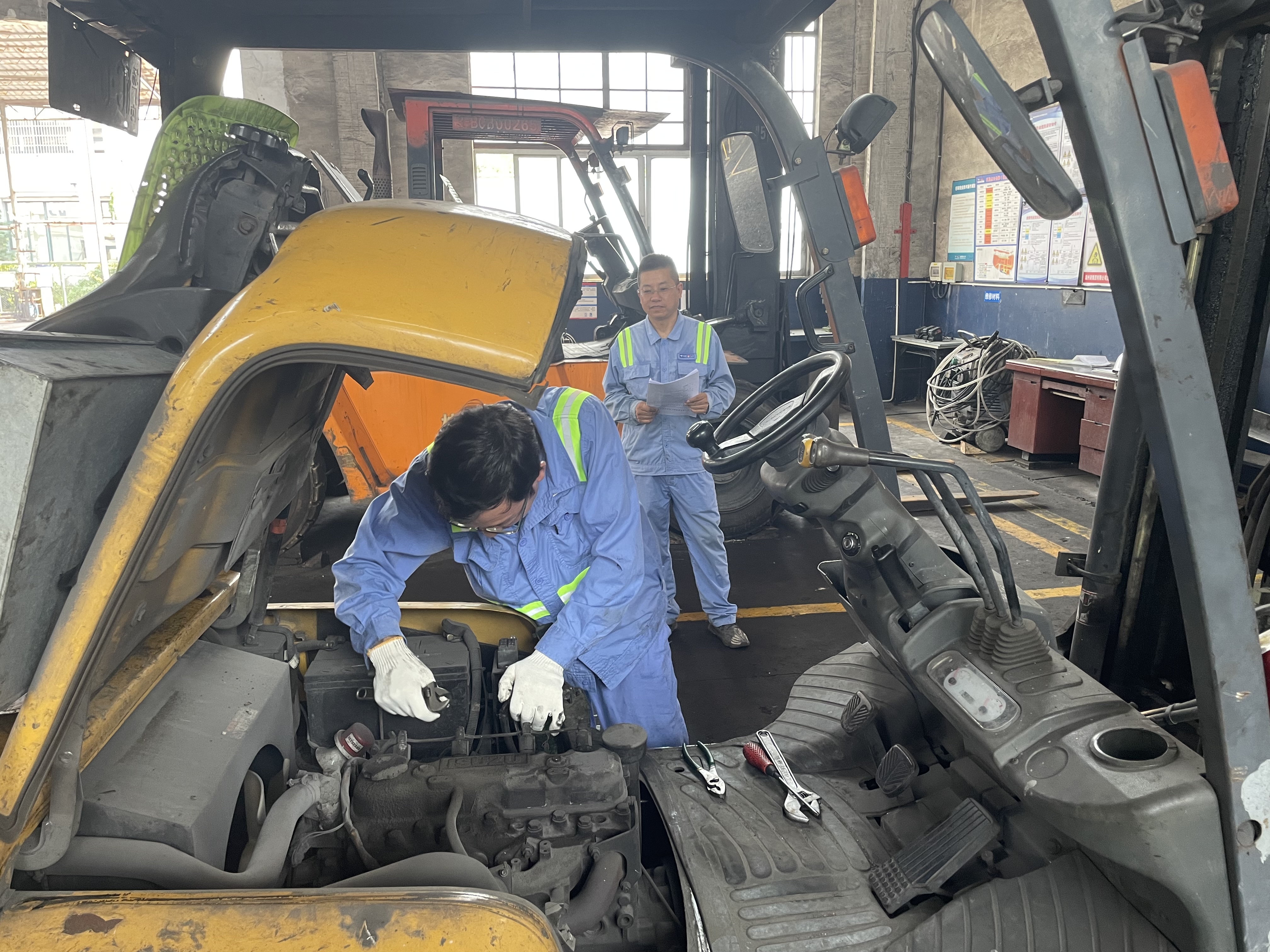 龍灣公司組織開(kāi)展叉車(chē)排故技能競賽